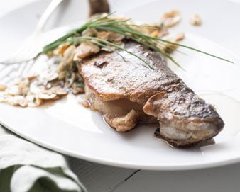 Forel recept met witte wijn en geroosterde amandelen